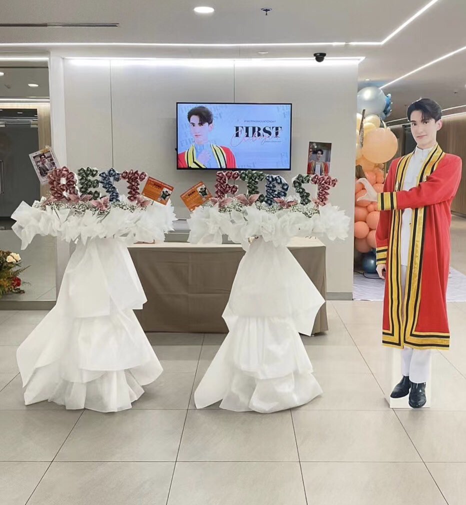 first0409's tweet image. ʚ♥︎ɞ 𝙃𝙖𝙥𝙥𝙮 𝙂𝙧𝙖𝙙𝙪𝙖𝙩𝙞𝙤𝙣🎓

🖤🧡🅑🅔🅢🅣 🅕🅘🅡🅢🅣🧡🖤@firstfh5 
A hearty congratulation on your graduation and wishing you good luck for the new beginning in life. May you reach all your goals！
🫶 @xixihan666 🫶
#FirstfhGraduationDay
#First_Chalongrat