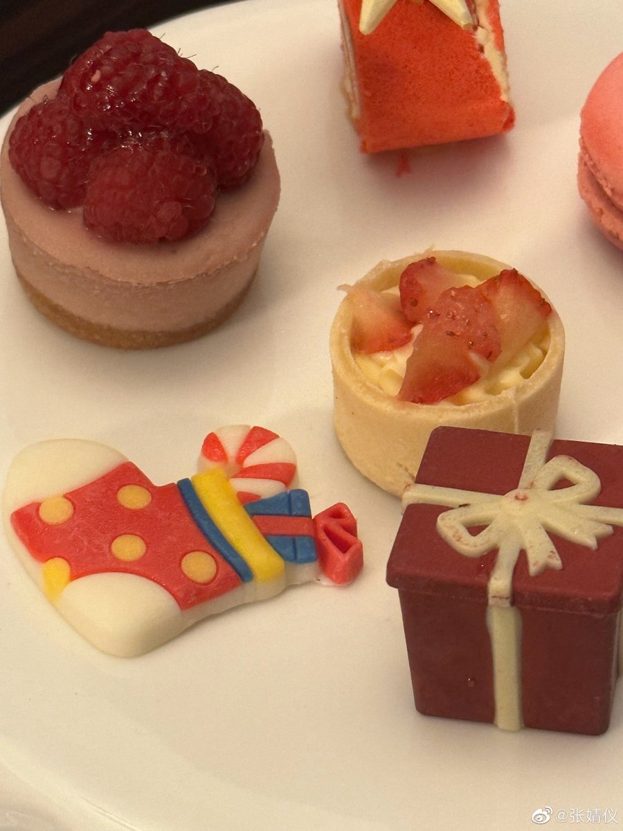 [Weibo Update] 230108🐰📸  

คนสวยขาและเจ้าโต้วจ่าย👸🏻🐶✨

#จางจิ้งอี๋ #ZhangJingYi #张婧仪