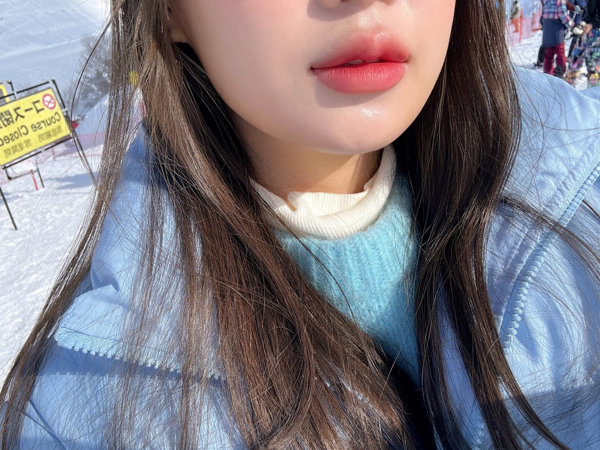 Hamkdy_'s tweet photo. ลิปที่ใช้ทั้งทริปญี่ปุ่น 4u2 water lip สี 09 ลิปที่เพิ่งออกใหม่ เนื้อดีมากกกกก น้ำเหลวๆแห้งเนียนไปกับปาก ไม่ติดแมส ทาง่ายเกลี่ยง่าย ชอบมาก😭✨ https://t.co/4RxsExmSfr