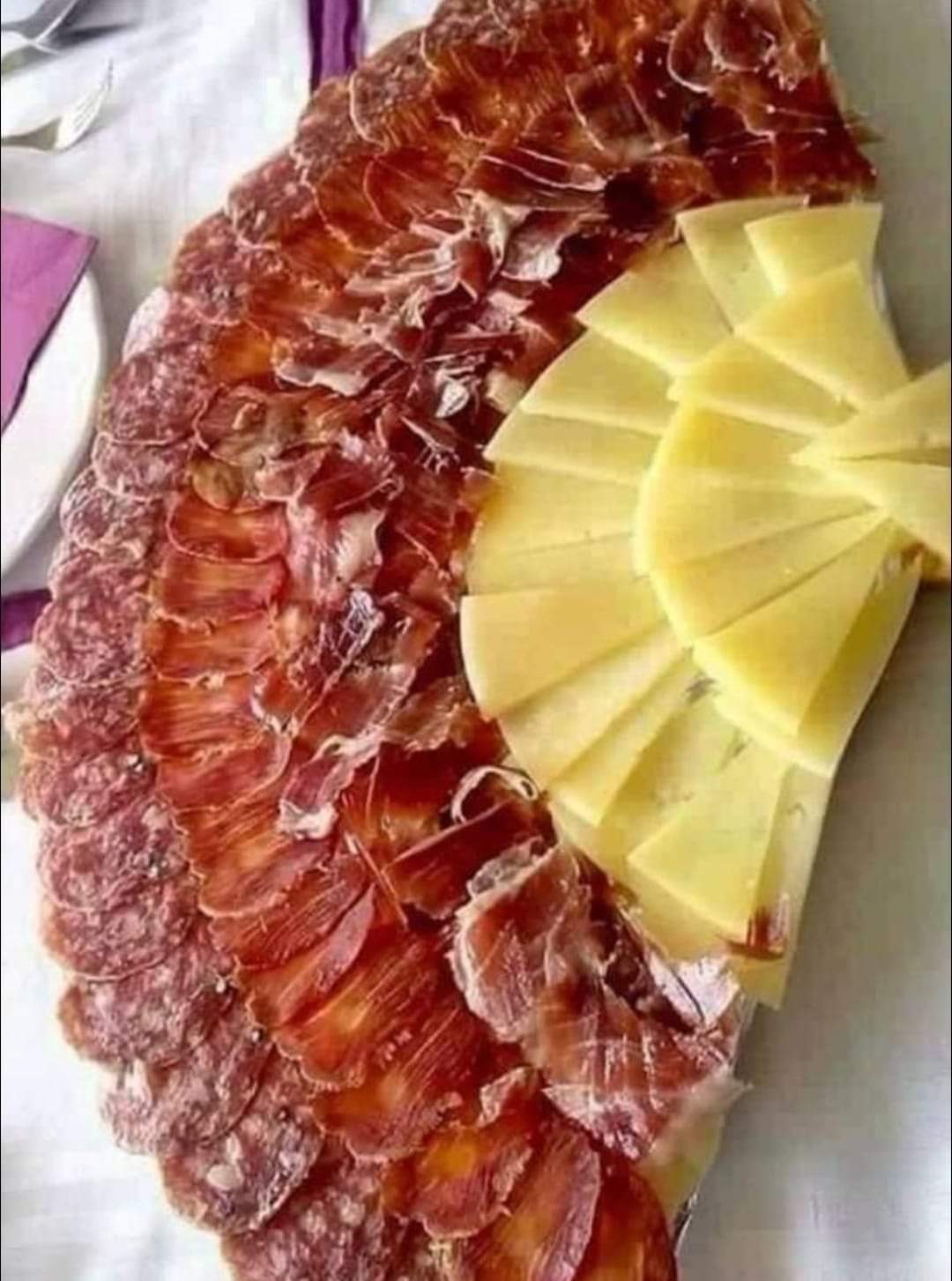 Красивая нарезка колбасы и сыра