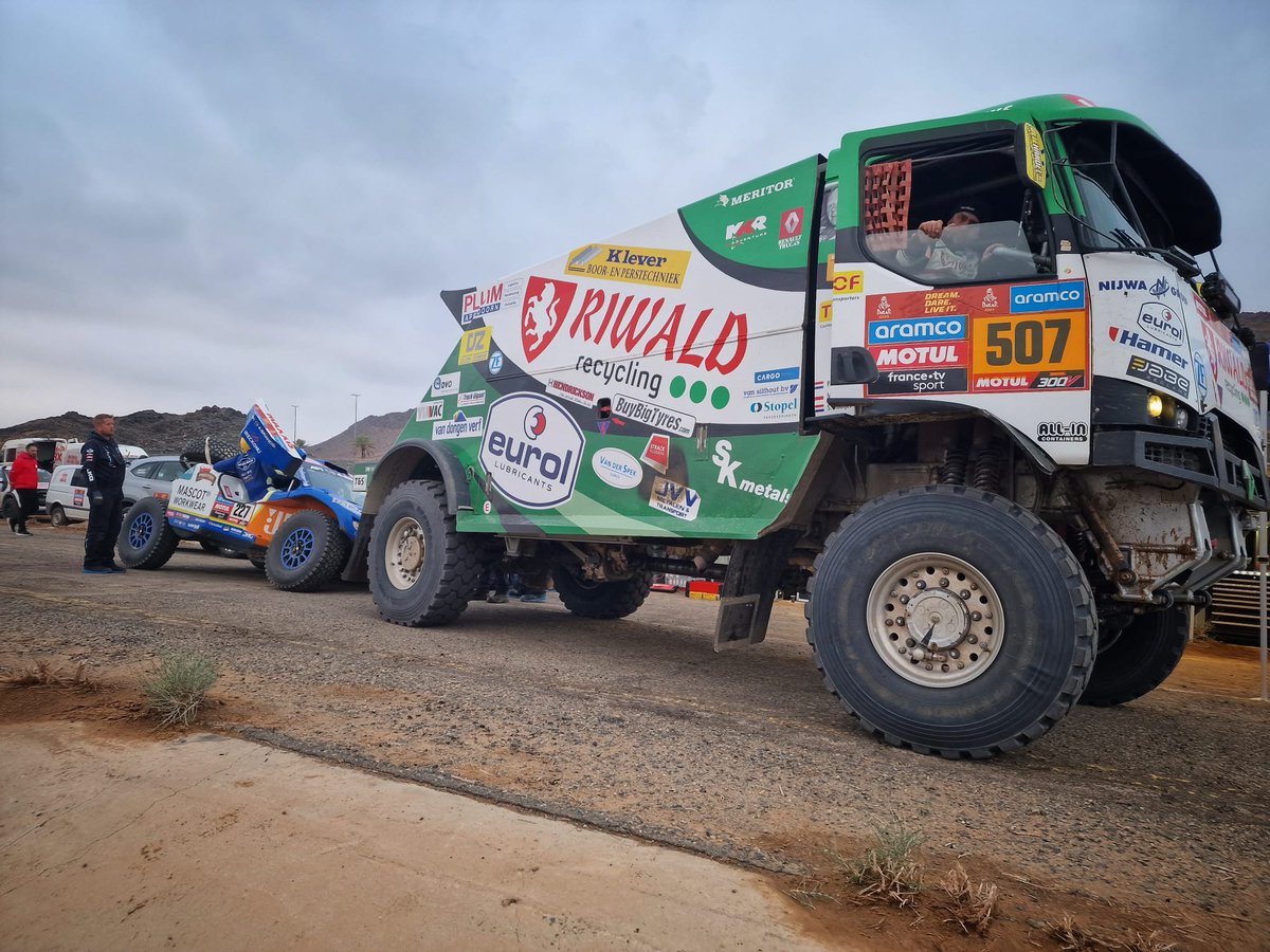 TracksideLegend's tweet image. "There was no end to it, we kept rolling. Four, five, six times? I don't know." A sandy hill about 5 kilometers from the finish of the seventh stage launched the Century with Tim and Tom Coronel aboard.

Read on &amp;gt; tracksidelegends.com/articles/tim-a…

#Coronel #TimCoronel #TomCoronel #Dakar