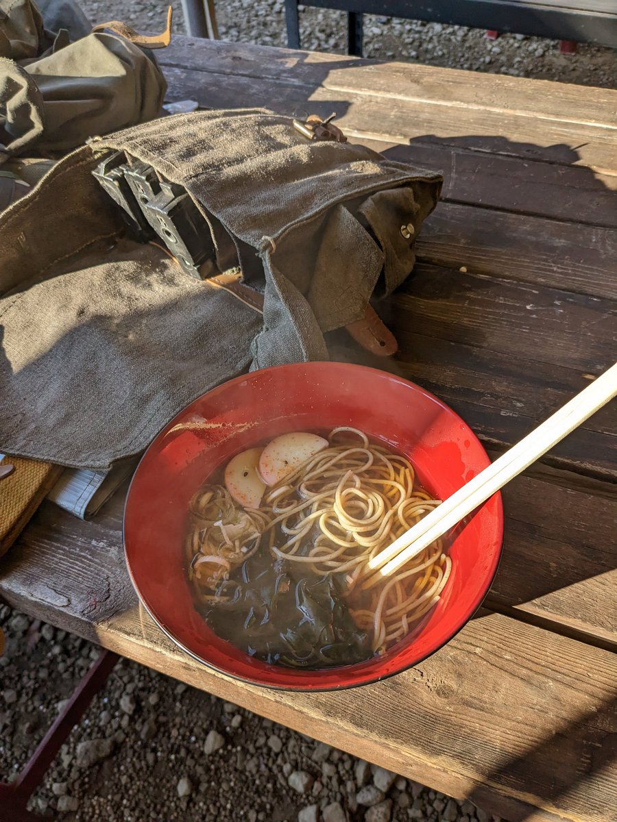 「今日はジェロニモさんで撃ち始め朝から蕎麦、昼ばカレーゲーム終わっておつカレーと食」|さめひろし＠みりさば編集部のイラスト