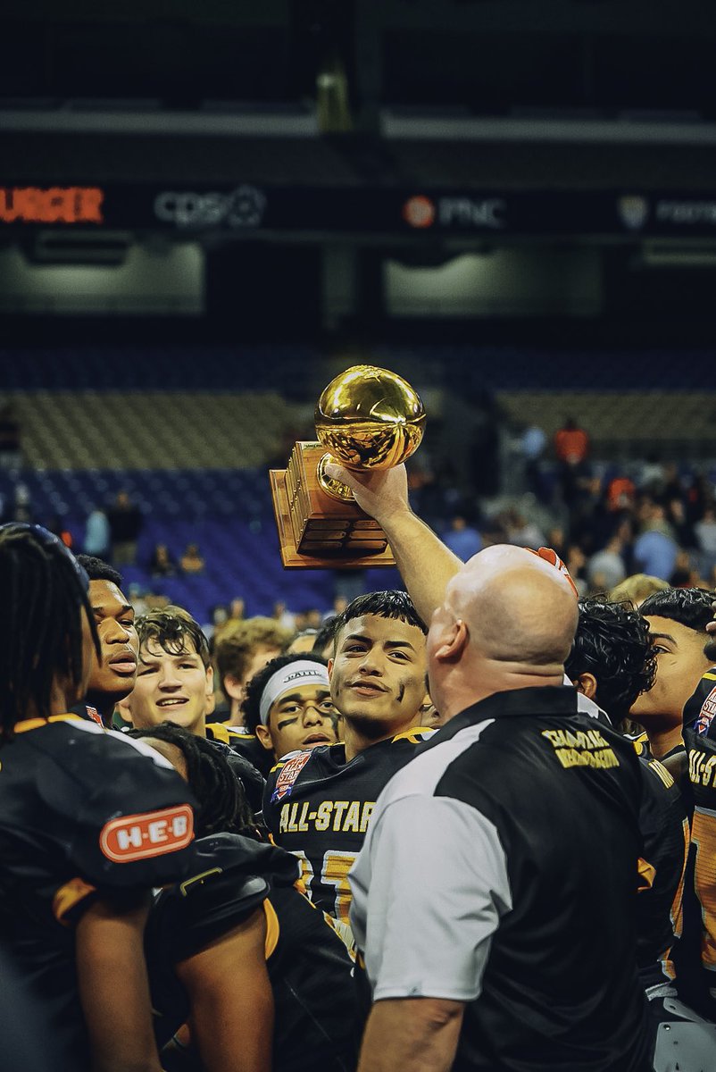 aspectsby_alee's tweet photo. Team black with the dub this year #sanantonio #alamodome
@SA_Sports @Alamodome https://t.co/iz2wMXbXxr