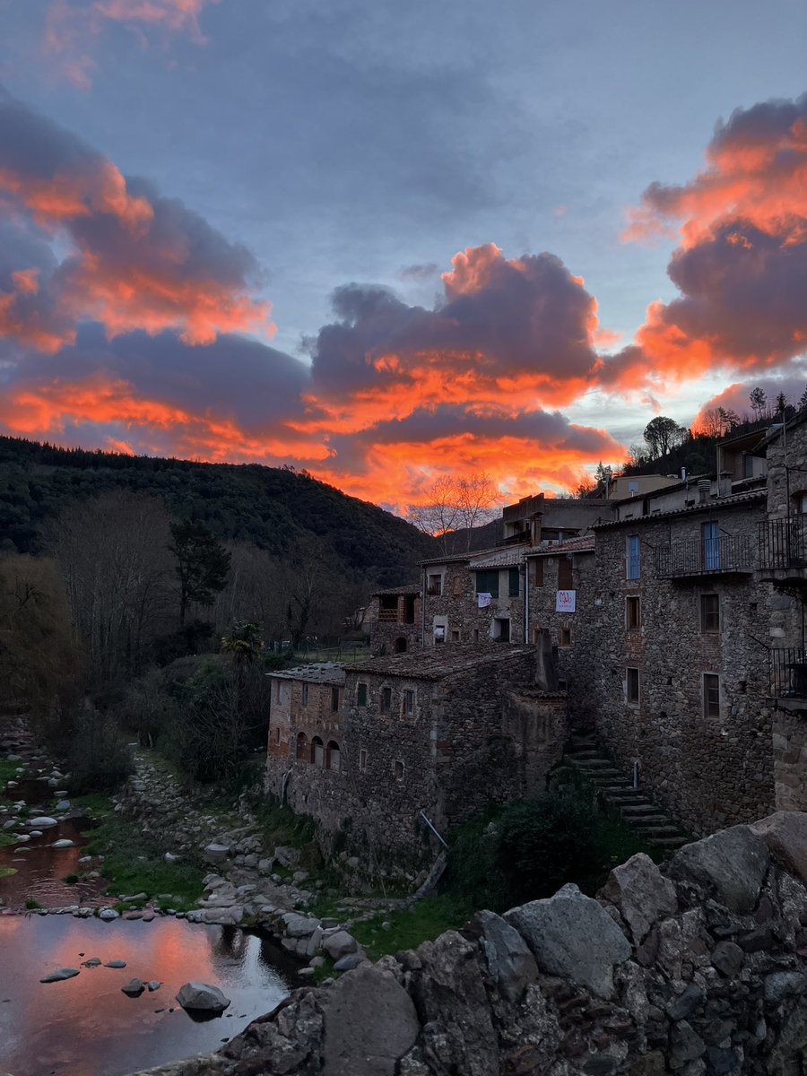 cunya1's tweet image. Aquest matí a #Osor hem tingut aquest espectacle de cel que ha durat 10minuts #lesguilleries