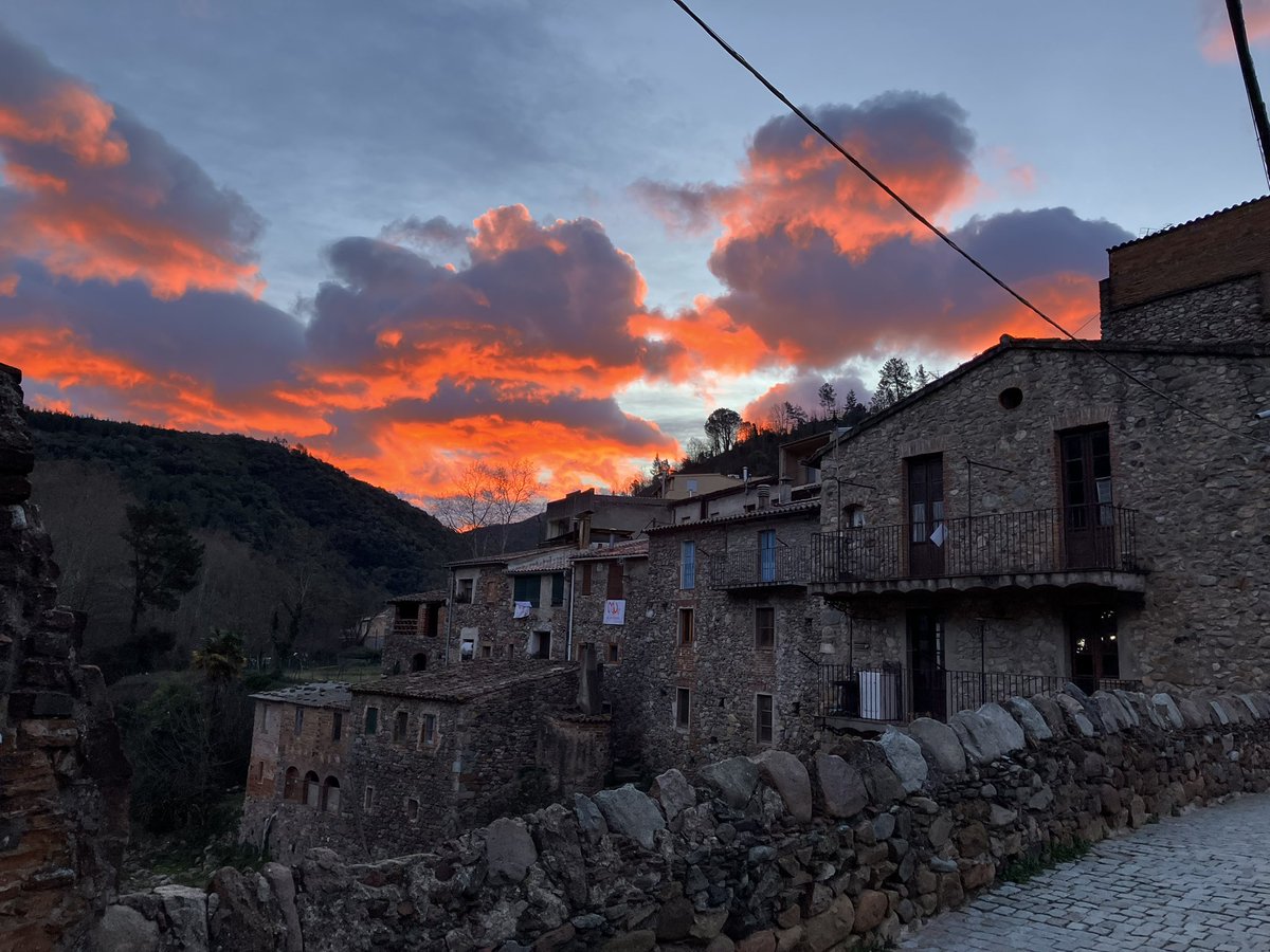 cunya1's tweet image. Aquest matí a #Osor hem tingut aquest espectacle de cel que ha durat 10minuts #lesguilleries