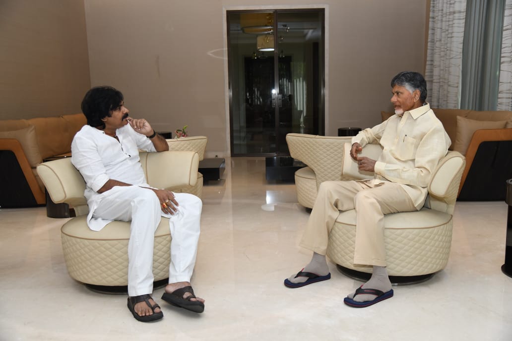 JanaSenaParty's tweet photo. కుప్పం సంఘటన దృష్ట్యా తెలుగుదేశం అధ్యక్షుడు శ్రీ చంద్రబాబు నాయుడు @ncbn గారికి సంఘీభవం తెలిపిన జనసేన అధ్యక్షులు శ్రీ @PawanKalyan గారు https://t.co/c2j0uqDMBt