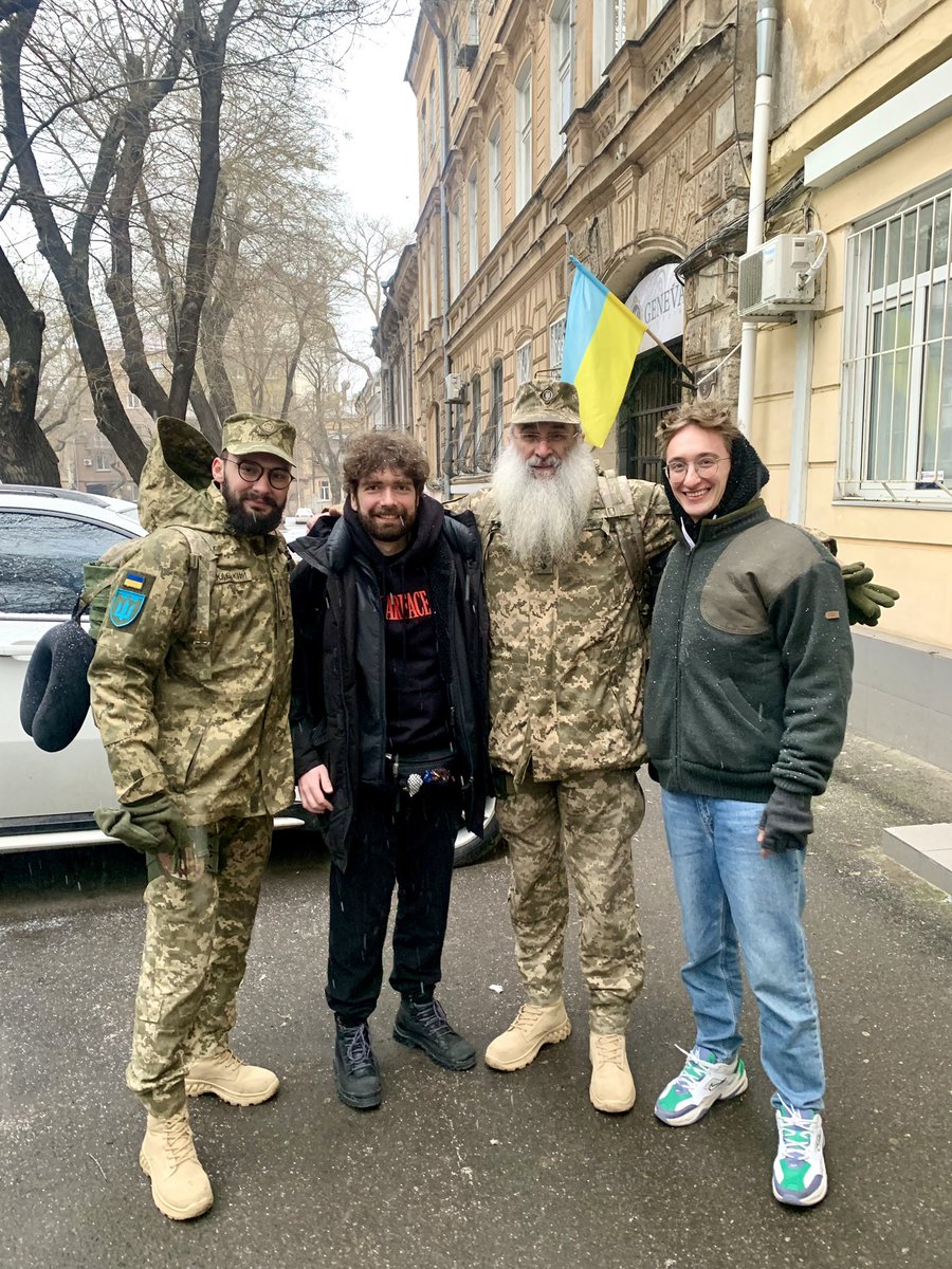 AsherJosef's tweet photo. Одеса, це таке місто де дива трапляються майже на кожному кроці. Несподівана зустрич з неперевершеним Олексієм Есаковим. https://t.co/mRzBJM7AZJ