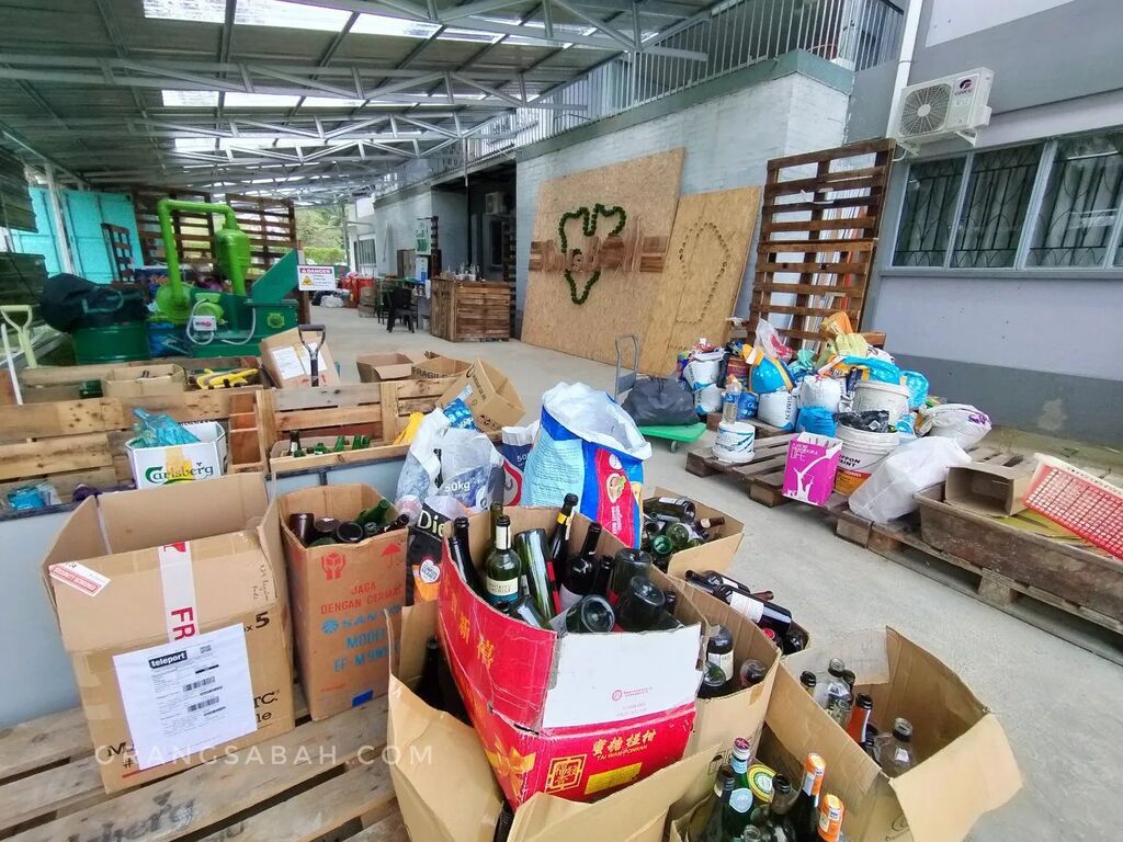 orangsabahweb's tweet photo. Banyak lagi tinggalan botol di rumah? Daripada masuk tong sampah, tahan sikit kasi kumpul. Label sama botol tidak payah buka. Paling penting botol dalam dan luar sudah cuci bersih dari minyak dan kotoran.
Cari saja Tanjung Aru Marine Ecosystem Center (TAME) dalam Google map.… https://t.co/JYJRLz3znt