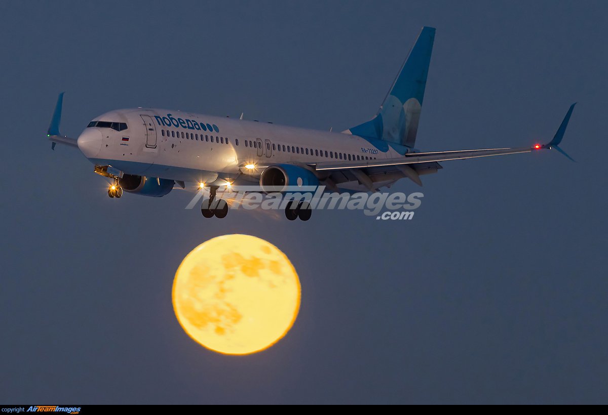 AirNavRadar's tweet image. A Pobeda Boeing 737-800 passing in front of the Moon.✈️🌕

📸: Alpha Romeo - AirTeamImages.com

#Pobeda #Boeing #Boeing737 #PlaneSpotting 
#AvGeeks #AviationWorld #AirNavRadarBox