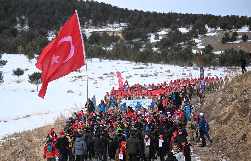 kasapoglu's tweet photo. Sarıkamış Harekâtı’nın 108. yıl dönümünde Türkiye’nin dört bir yanından gelen gençlerimizle aziz şehitlerimizin izinden yürüdük. #BizHepAynıİzdeyiz https://t.co/AJV8XilGBJ