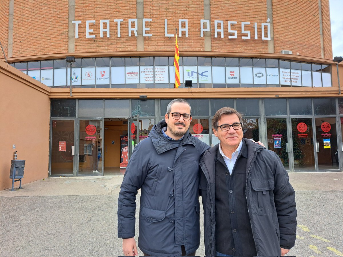 esparreguera's tweet photo. 🎄🎭 L'alcalde d'#Esparreguera @eduardrivas ha convidat l'alcalde de #Martorell @xavifono a gaudir de l'obra Aladdin #thepopmusical al @Teatre_LaPassio, un musical de @LaRodaProds que tanca el cicle d'espectacles familiars de #Nadal de la vila #cultura https://t.co/zMmr0XQHBx