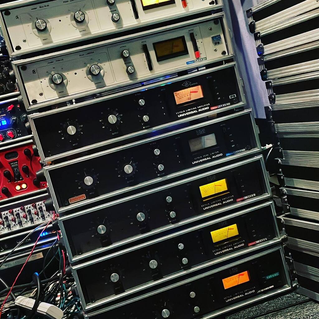 r_hattanda's tweet photo. 1176のお勉強します。
#urei1176 #universalaudio1176 #bakuproaudiobca76AE https://t.co/sPLfB7J4TW https://t.co/80ke4pqJEQ