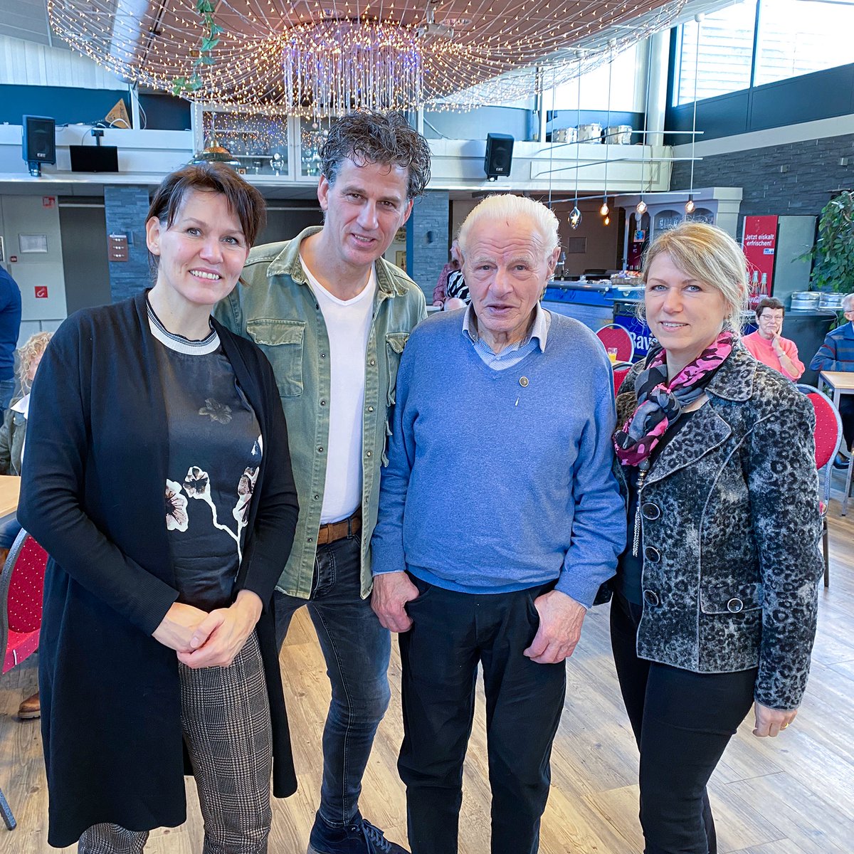 Mieke van den Tillaart-Dortmans is op de nieuwjaarsbijeenkomst van Dorpsraad Eerde in dorpshuis De Brink postuum benoemd tot Eerdeburger! Haar man Johan kreeg in het bijzijn van hun kinderen door dorpsraadbestuurslid Anita van der Velden het zilveren Oiverspeldje opgespeld.