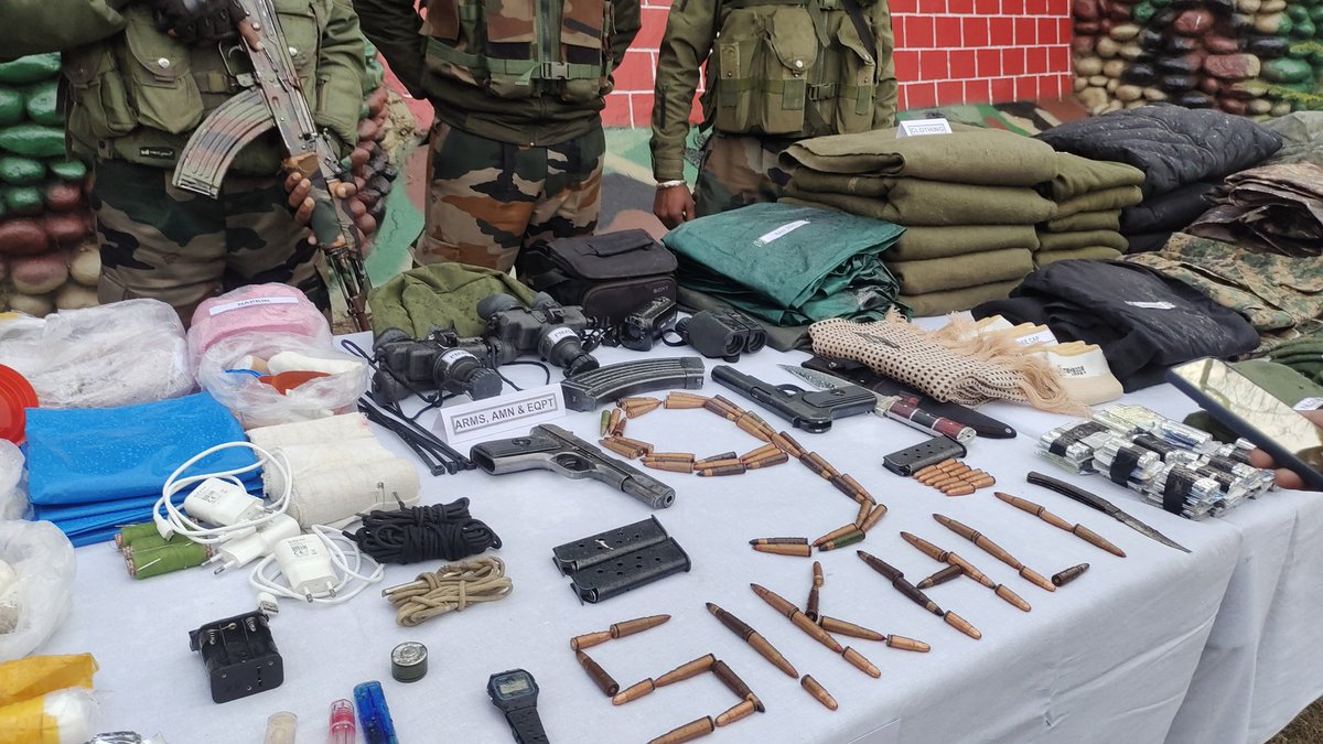 MUNEEB_NAZEER19's tweet photo. #IN_PICS
>>>  #Arms and #Ammunition recovered from the #Militants who were killed at Line of Control (LoC) in #Poonch district of Jammu and Kashmir. https://t.co/gY2gEhLsA4