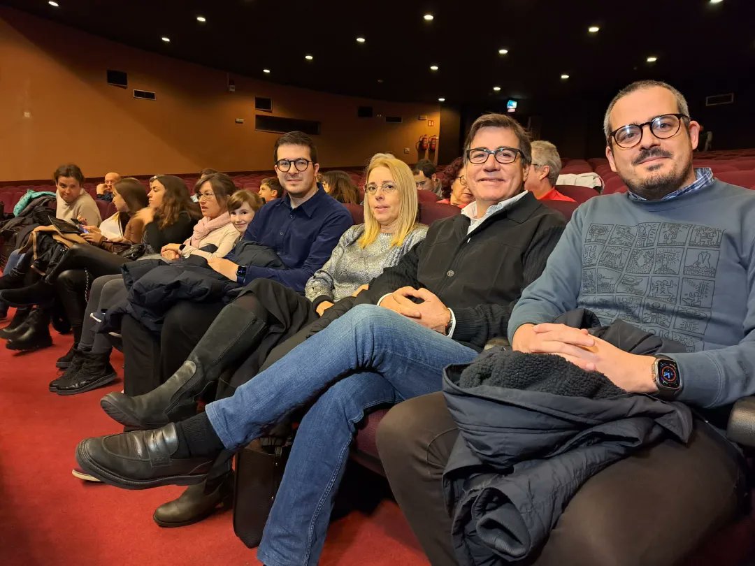 xavifono's tweet photo. Aquest migdia assistim a l'espectacle "Aladdin #thepopmusical" al Teatre la Passió d'Esparreguera, acompanyats de l'alcalde d'Esparreguera, el Sr. @eduardrivas https://t.co/3xjVlpPo6s