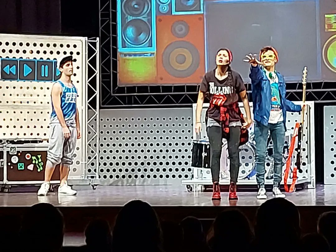xavifono's tweet photo. Aquest migdia assistim a l'espectacle "Aladdin #thepopmusical" al Teatre la Passió d'Esparreguera, acompanyats de l'alcalde d'Esparreguera, el Sr. @eduardrivas https://t.co/3xjVlpPo6s