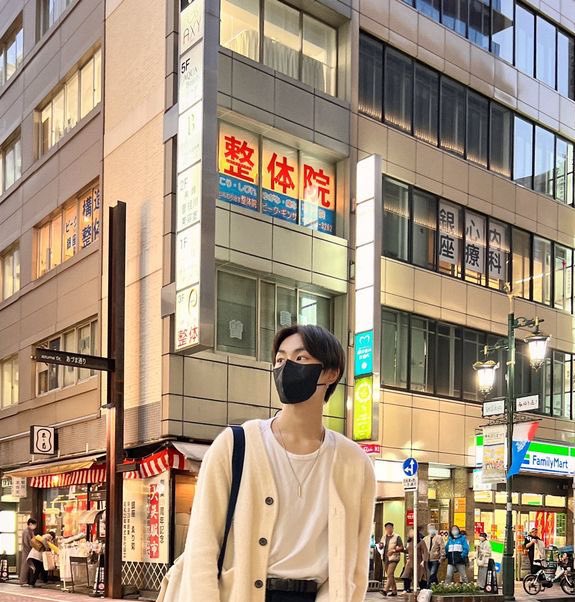 09knhz's tweet photo. looking right kasi si jungwon ang nasa right 🤩

#ENSD #ENGENESelcaDay #ENHYPEN #JUNGWON #ENHYPEN_JAKE @ENHYPEN_members #PRESS1 https://t.co/PEZldqAXHi