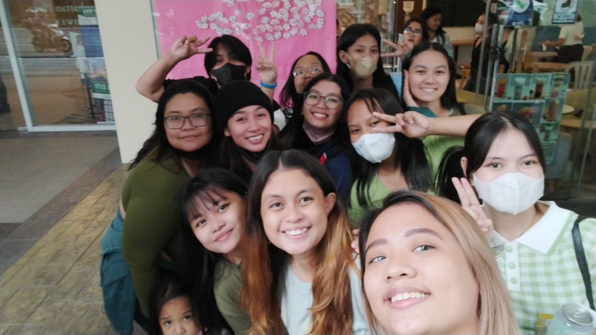 z_cassiel's tweet photo. So nice to meet again those friends who I got to know from other CSE and to new friends as well. 

#HaveAsMileyDay https://t.co/9setVx48J9