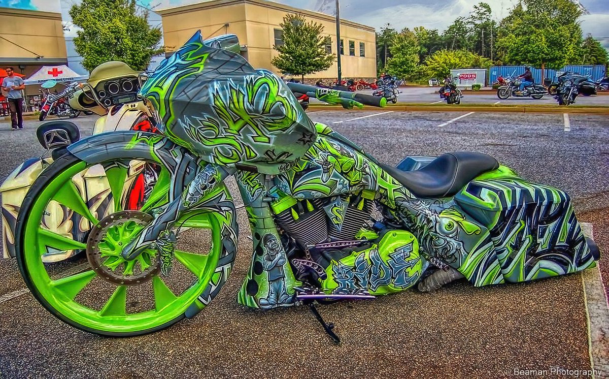 JackBeaman14's tweet photo. Custom bagger. #harleydavidson #harleydavidsonofgreenville #motorcycle #greenvillesc #livetoride #bikephotography #bikenight #graffiti #graffitiart #bagger #custombagger https://t.co/mbaDOAxO8m