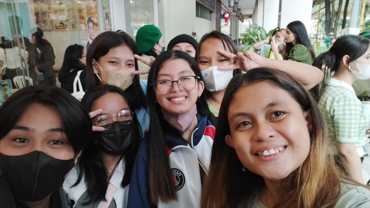 z_cassiel's tweet photo. So nice to meet again those friends who I got to know from other CSE and to new friends as well. 

#HaveAsMileyDay https://t.co/9setVx48J9