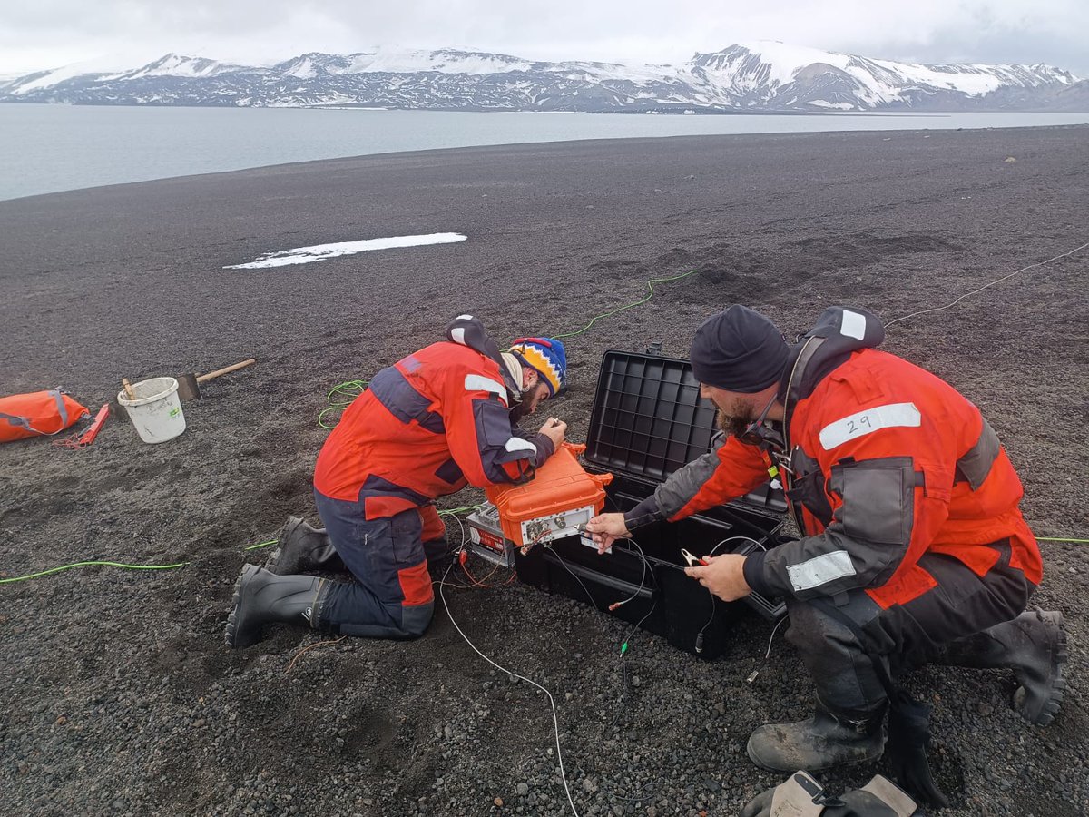 GoletaUgr's tweet photo. After two weeks of hard work in Deception Island over Christmas, the GOLETA team splits to start their activities in South Shetland Islands and the Antarctic Peninsula. https://t.co/vUJDM1lwre