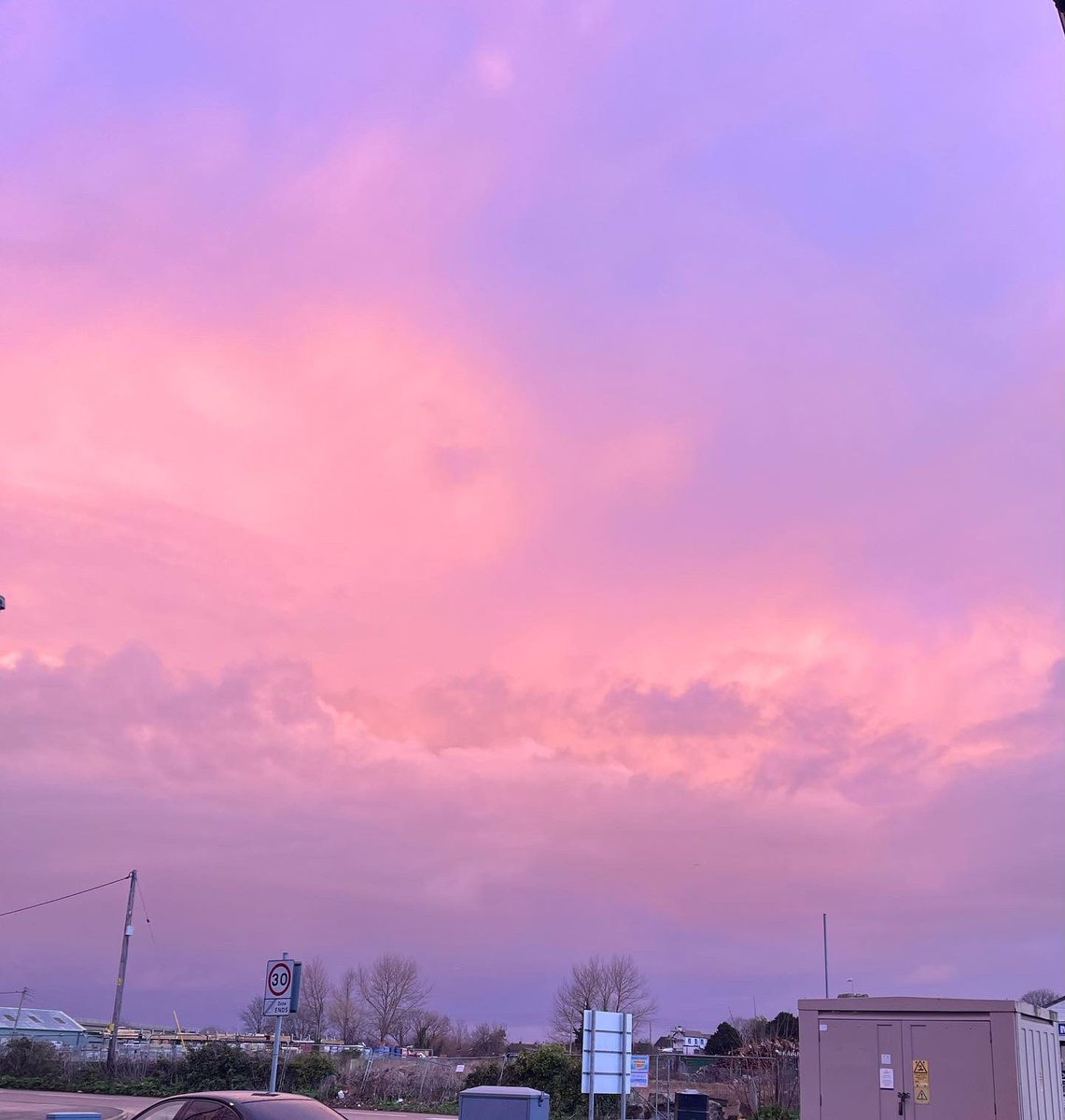 Chez39art's tweet photo. Lovely sky this morning 🌅 #prettypink #sky #sunrise  #morningsky https://t.co/UXnxAEgdrO