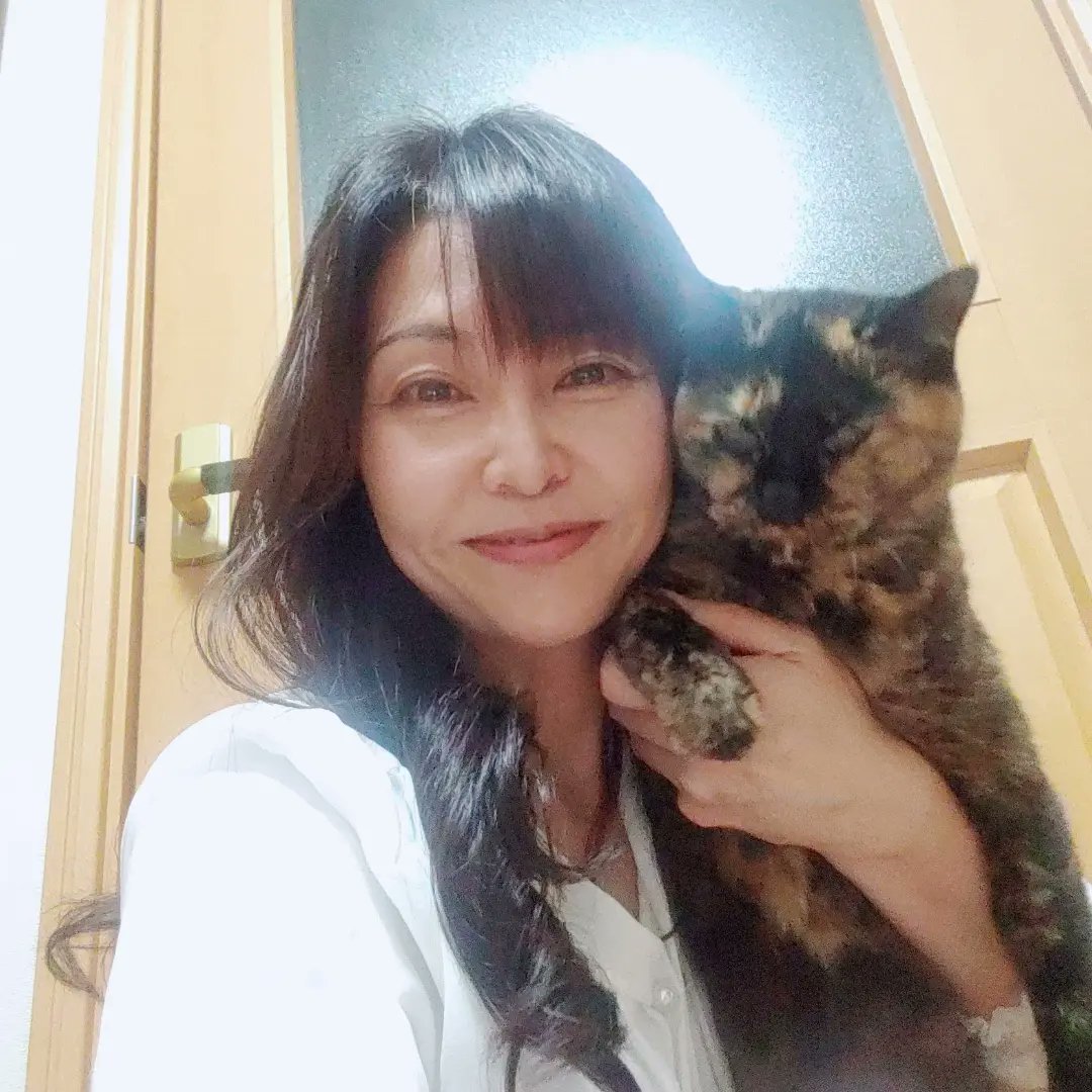 OniIwo's tweet photo. 本年もよろしくお願いいたします🙇
今年は🐰ぴょんぴょんと、さらに元気に跳び跳ねたいと思います。
#2023年　#よろしくお願いいたします 
#ねこ #サビ猫 #木戸なおみ https://t.co/HlWFr5lYJJ