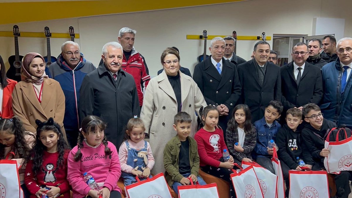 yunuskilic36's tweet photo. Sarıkamış'da Aile Destek Merkezini (ADEM) hizmete aldık. Ana okulundan yaşlı eğitimine, müzik eğitiminden el sanatlarını kadar birçok olanağı hemşehrilerimize sunacak. Aile ve Sosyal Hizmetler Bakanı sn. #DeryaYanık ve ekibine teşekkürlerimizle.. https://t.co/Kv2CoycckZ