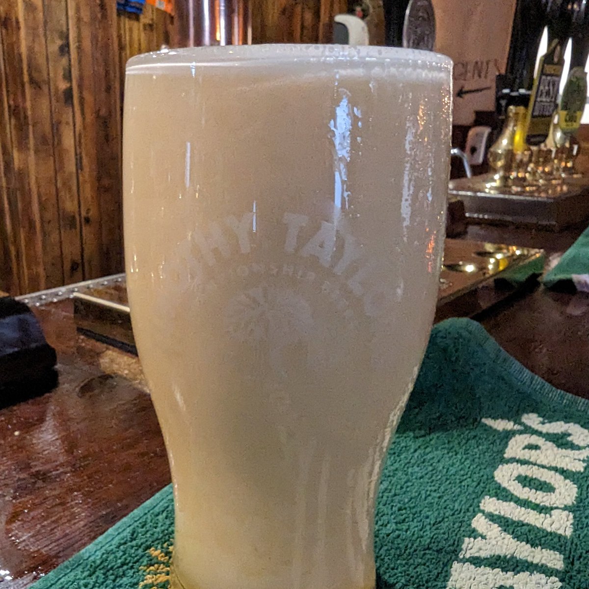 Auto_Vac_Love's tweet photo. THIS is what a pint of bitter should look like when just placed on the bar by the barman. https://t.co/BTadOXwG1N