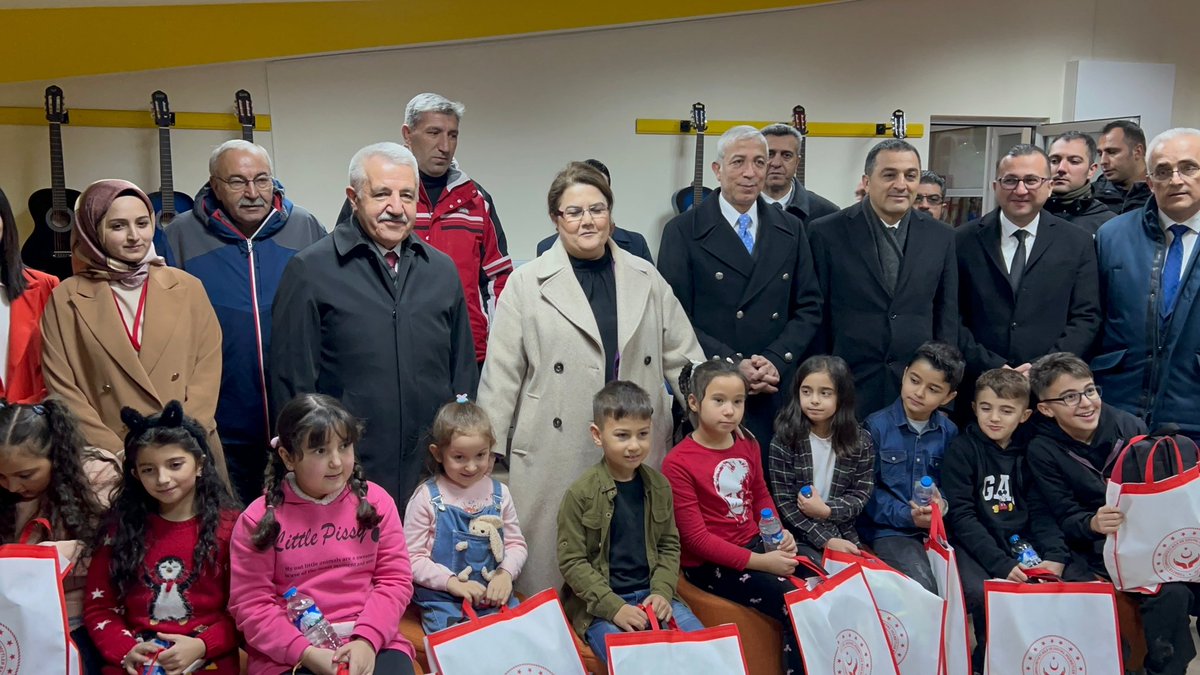 yunuskilic36's tweet photo. Sarıkamış'da Aile Destek Merkezini (ADEM) hizmete aldık. Ana okulundan yaşlı eğitimine, müzik eğitiminden el sanatlarını kadar birçok olanağı hemşehrilerimize sunacak. Aile ve Sosyal Hizmetler Bakanı sn. #DeryaYanık ve ekibine teşekkürlerimizle.. https://t.co/Kv2CoycckZ