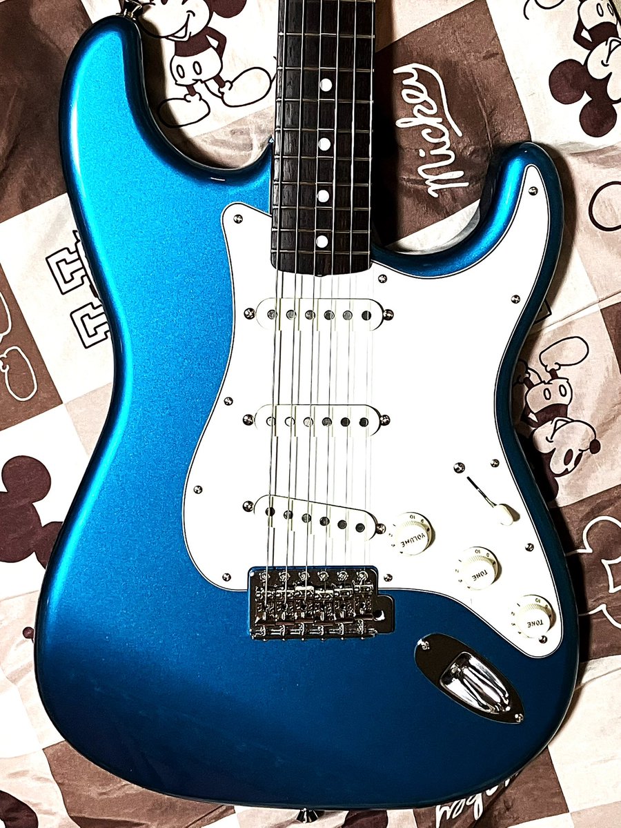 ZakkyWild's tweet photo. 【見た目も大事 実戦編2台目】
#Fender Stratocaster Late 60s FSR
軽量Ash Bodyとラウンドローズ指板、Custom 69 pickup との相性は抜群!Cleanの煌びやかさと歪んだ時のバイト感がたまらんす!これは使えるっす!
#MNG
#Custom69
#Stratocaster https://t.co/NjrmTADXoV