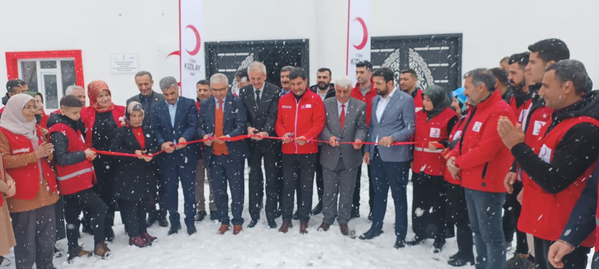 kizilayvan's tweet photo. Türk Kızılay Van Şube Butik açılışımızı Genel Sekreterimiz Sayın Ramazan Saygılı ve Genel Merkez Yönetim Kurulu Üyelerimiz Sayın Yener Tanık ile birlikte yaptık. Gençler ile buluştuk. @Kizilay @drkerem @demiroglu65 @tcvanvaliligi @ramazansaygili1 @YenerTANIK @dr_ialtan https://t.co/1Oxtmu8f25