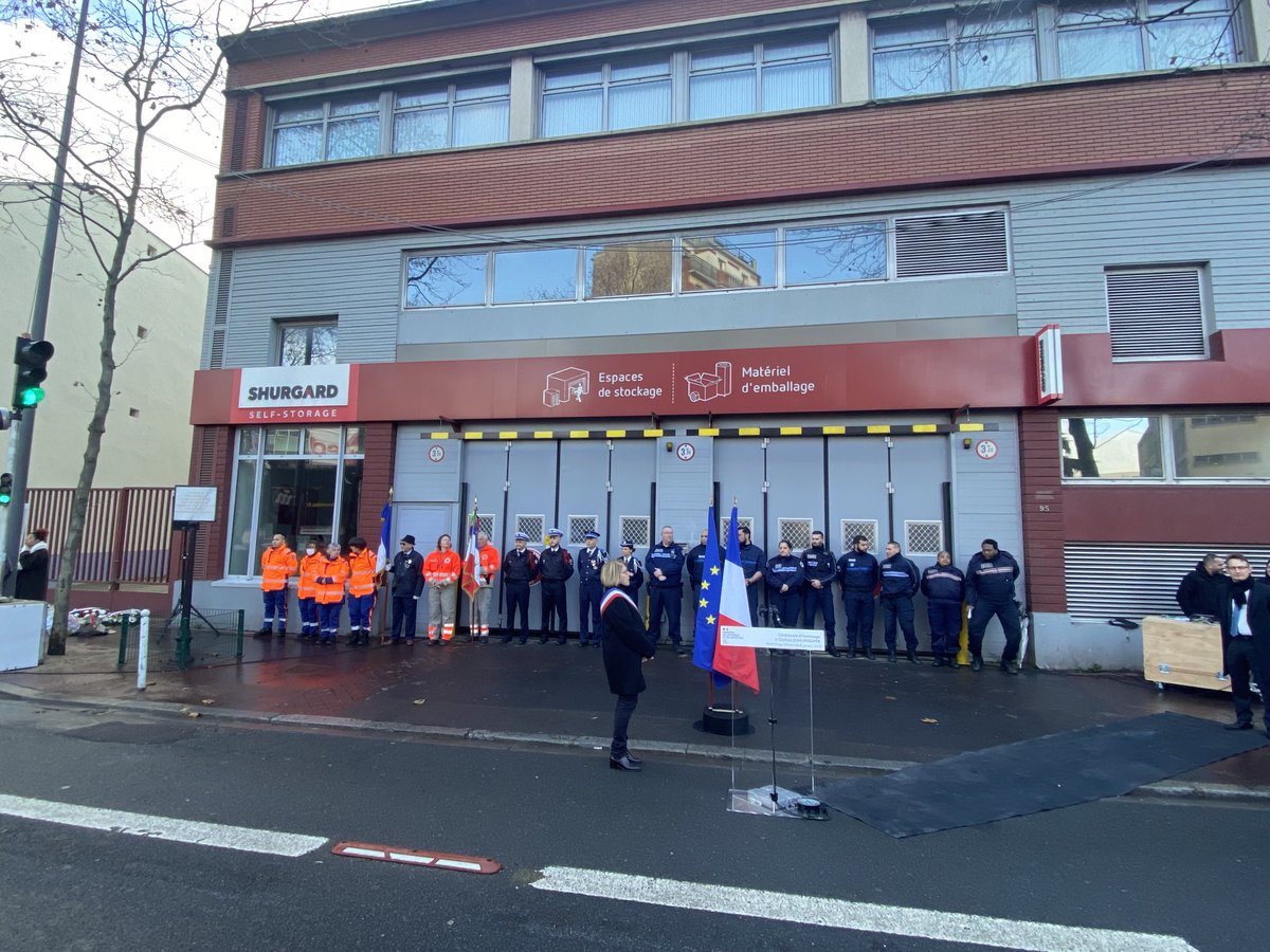 juliettemeadel's tweet photo. Ce matin j’étais à l’hommage indispensable à #clarissajeanphilippe assassiné par l’horrible terroriste de #Montrouge et de #lhypercacher de #Vincennes. 😢Je me souviens de sa famille. Je pense à ses collègues policiers, #nationaux et #municipaux. #cibles. Protégeons-les 🇫🇷 https://t.co/mDhaswrgeA
