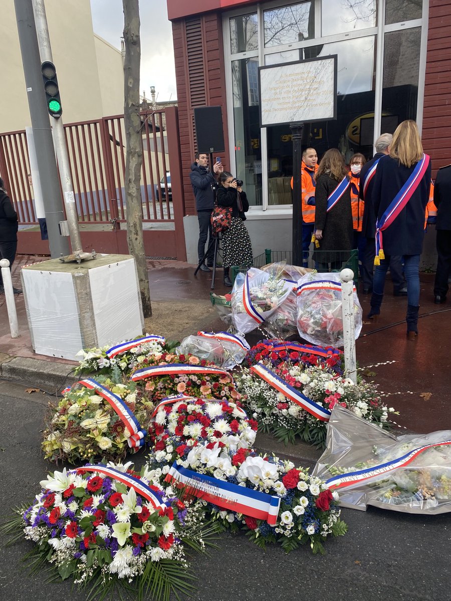 juliettemeadel's tweet photo. Ce matin j’étais à l’hommage indispensable à #clarissajeanphilippe assassiné par l’horrible terroriste de #Montrouge et de #lhypercacher de #Vincennes. 😢Je me souviens de sa famille. Je pense à ses collègues policiers, #nationaux et #municipaux. #cibles. Protégeons-les 🇫🇷 https://t.co/mDhaswrgeA