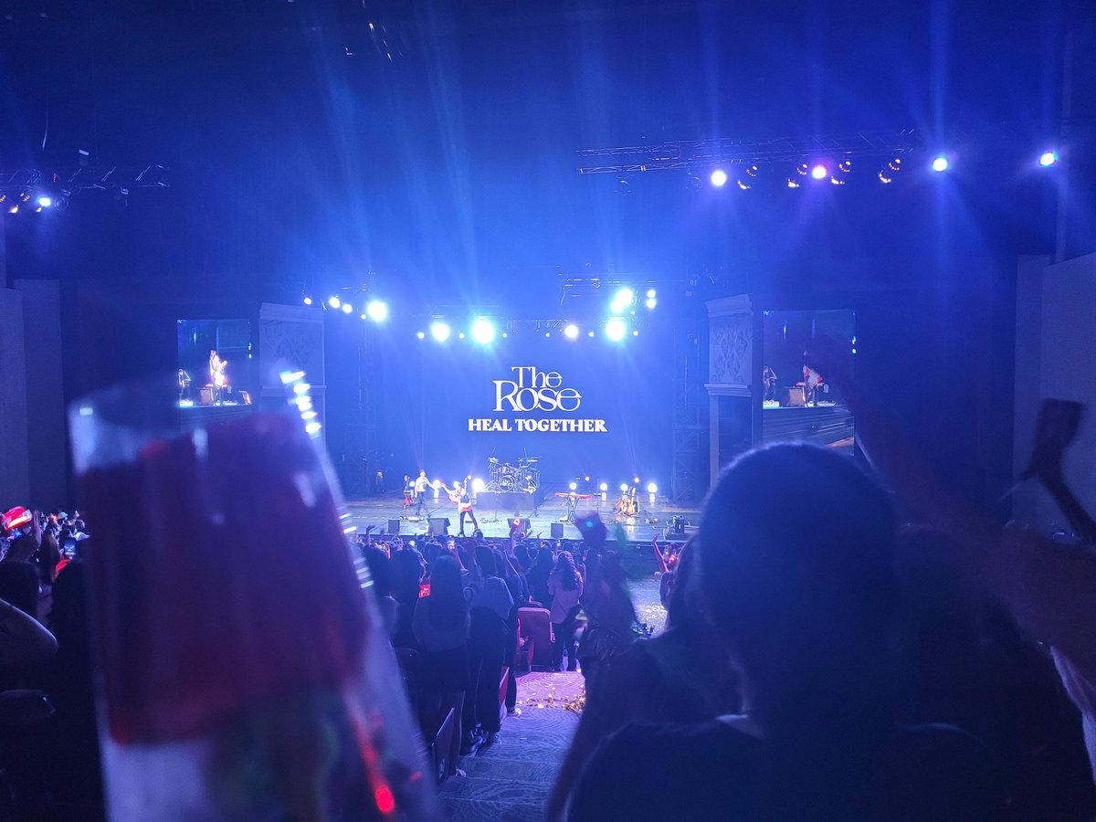 ppkchaa's tweet photo. กรี๊ดดด ชั้นได้ดอกไม้จากผู้ชาย ฮืออออ  #HEALTogetherTourBKK https://t.co/1qS0MjuqDz