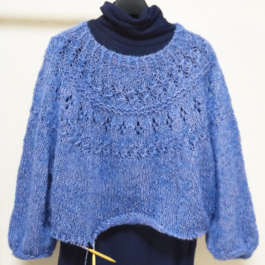 TCS7opYttKjty1L's tweet photo. ラナンキュラスセーター🧶
両袖が編み終わりました✨
糸量が心配でしたが、だいぶ残ってるので一安心🤗
あとは試着しながら、ちょうどいい丈まで裾のリブを編みます🎵
完成まであと少しです😊
#編みかけ減らし隊2023 隊員21号
#冬編みKCAL2023 #年越しKAL2022
#ranunculus_pattern by #MidoriHirose https://t.co/B0l1w4zsnX
