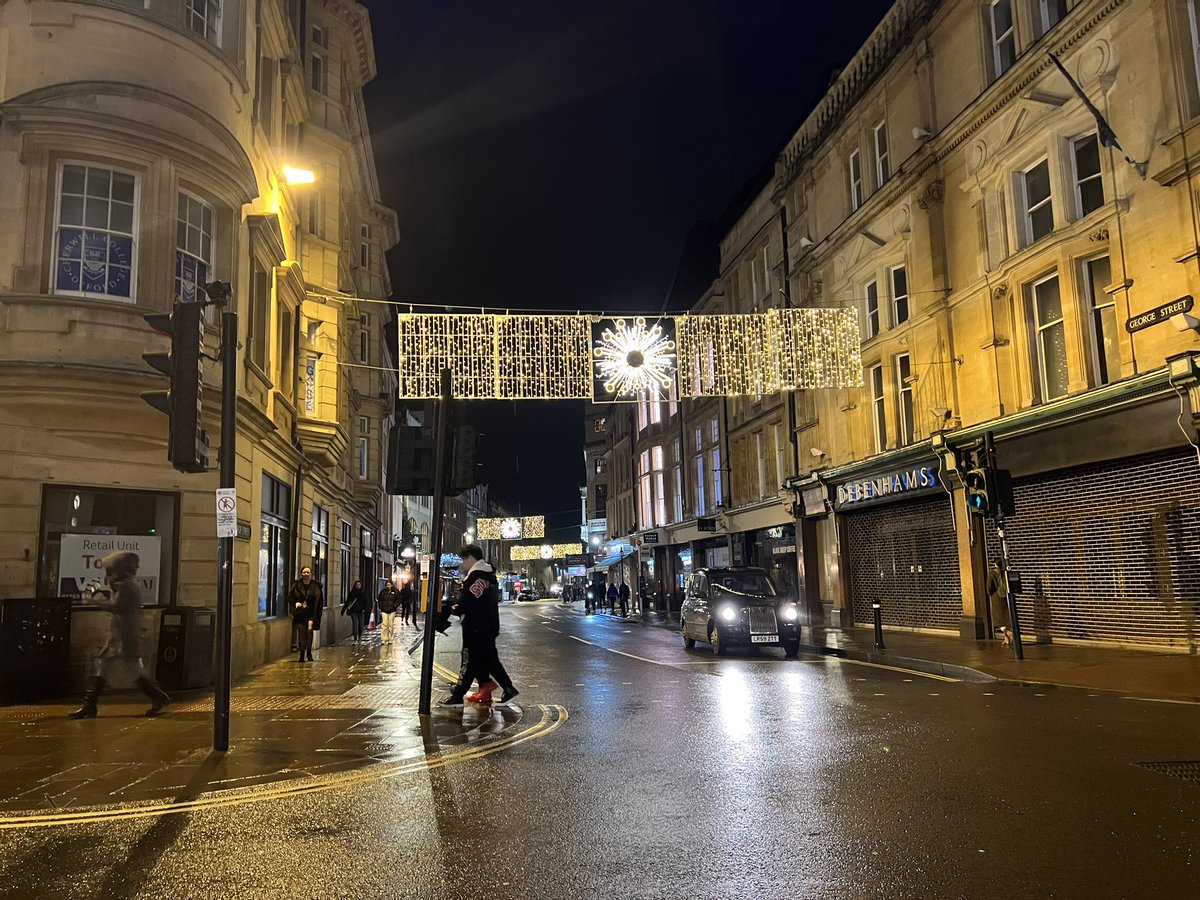 JournoLita's tweet photo. Beautiful Broad St just so empty since pedestrianization compared to nearby George St
No #LTN or #TrafficFilter for #Oxford
Keep #Oxfordshire successful
Support #business #equality and #accessibility @OxfordCity @OxfordshireCC https://t.co/GnM2uUguGH