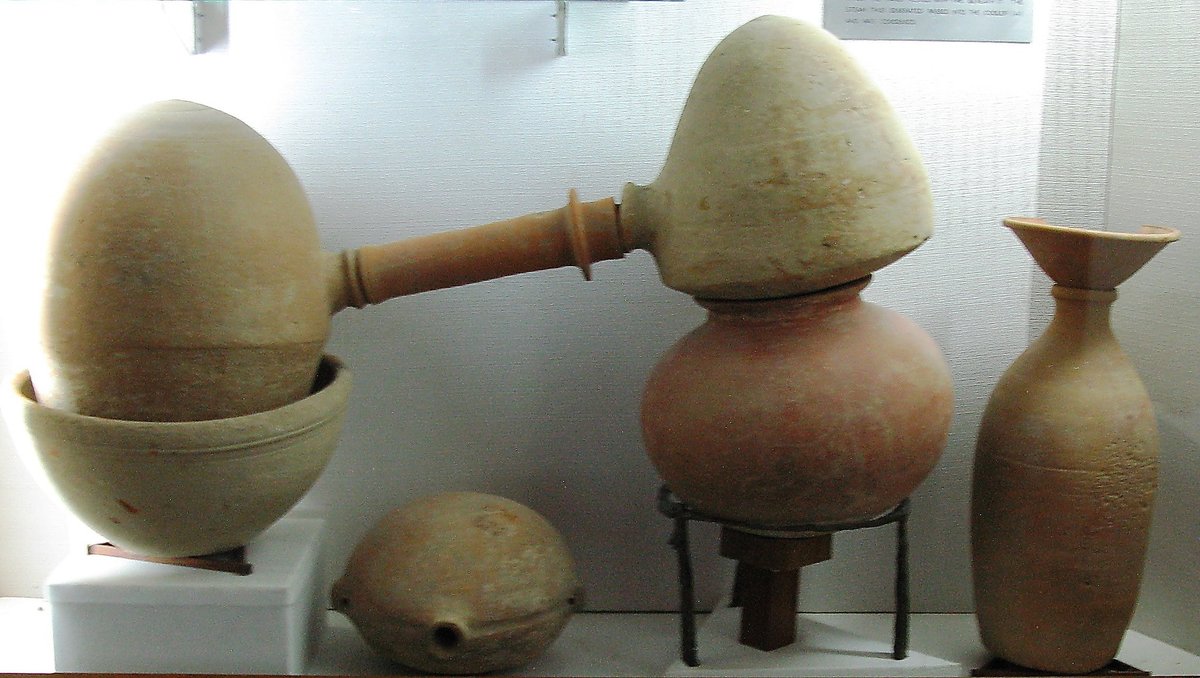 アルファベットが発明されたのは紀元前1800年、文明の黎明期を意味する。中央ヨーロッパでは、6000年前にすでにアレンビックが使われていた。人類はまだ表音文字こそ開発されていなかったが、すでに精霊には親しんでいたのである。