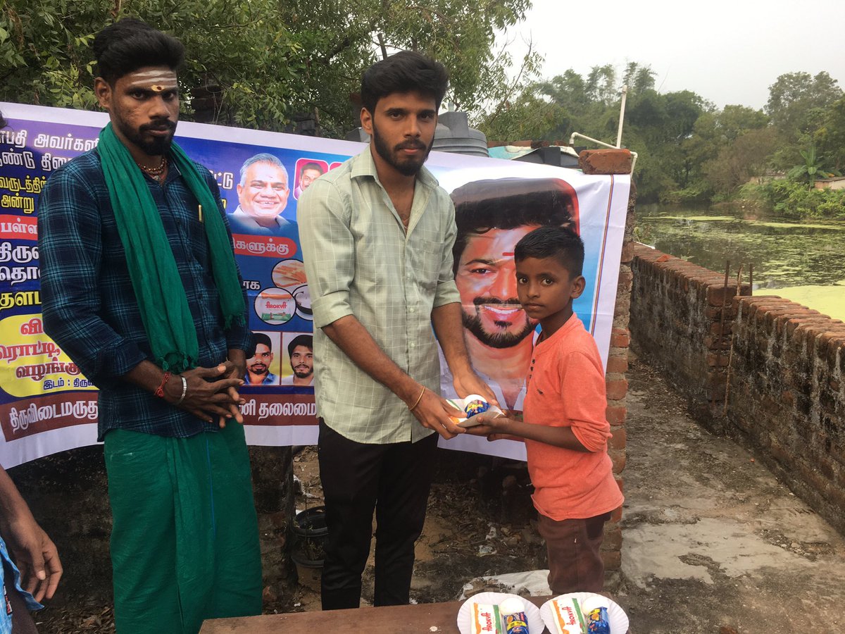 team_TMOT's tweet photo. 08/01/2023
வாரம் : 04
தளபதி அவர்களின் உத்தரவின்படி,
தஞ்சை மாவட்ட திருவிடைமருதூர் ஒன்றிய தொண்டரணி *தளபதி விஜய் மக்கள் இயக்கம்*  சார்பாக,
இன்று விலையில்லா #ரொட்டி_பால்_முட்டை வழங்கும் திட்டம் மூலம் குழந்தைகளுக்கு வழங்கப்பட்டது.@actorvijay @BussyAnand #Varisu https://t.co/zhriuoVAkx
