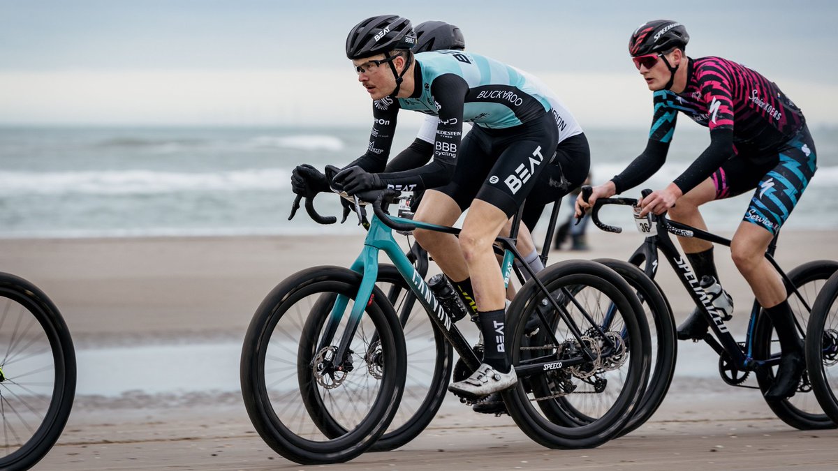 beatcyclingclub's tweet photo. Egmond-Pier-Egmond: de moeder aller strandraces.
Het debuut van @thijszonneveld. Het debuut van Jules de Cock. Het debuut van Emiel Vermeulen. Het debuut van de nieuwe BEAT Cycling Wear.
Vertrokken met een plan. Strijd geleverd. Gestrand. Smaakt naar meer!
#stripesareback https://t.co/jpriUbbBjH