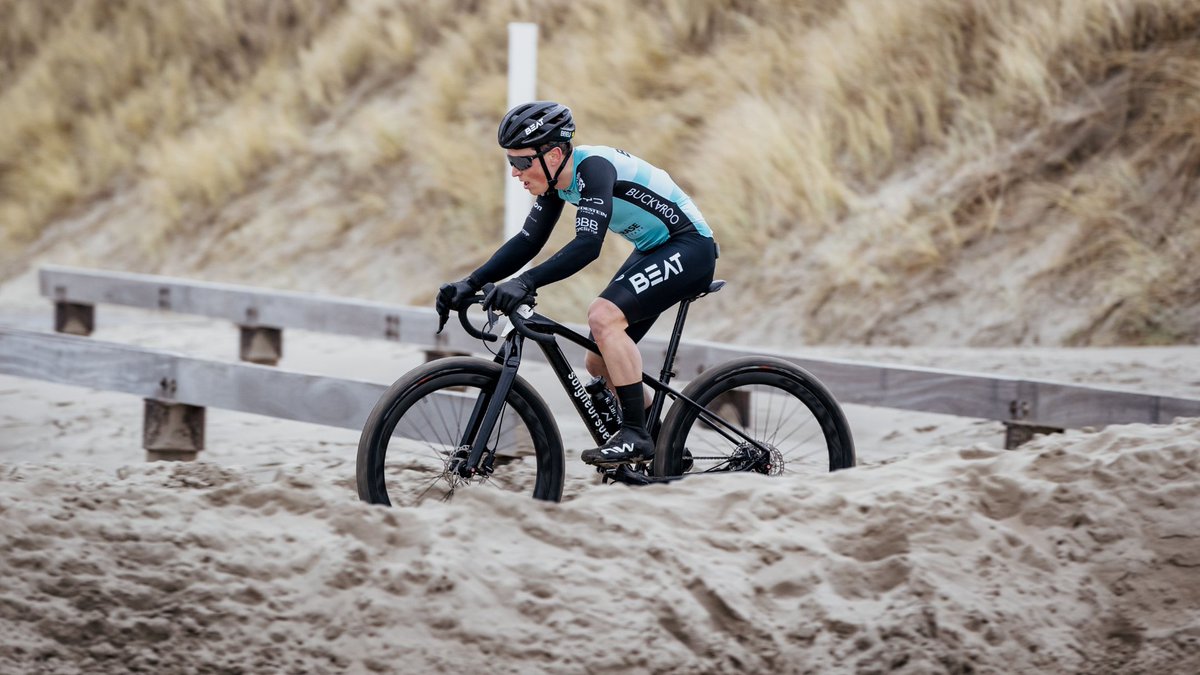 beatcyclingclub's tweet photo. Egmond-Pier-Egmond: de moeder aller strandraces.
Het debuut van @thijszonneveld. Het debuut van Jules de Cock. Het debuut van Emiel Vermeulen. Het debuut van de nieuwe BEAT Cycling Wear.
Vertrokken met een plan. Strijd geleverd. Gestrand. Smaakt naar meer!
#stripesareback https://t.co/jpriUbbBjH