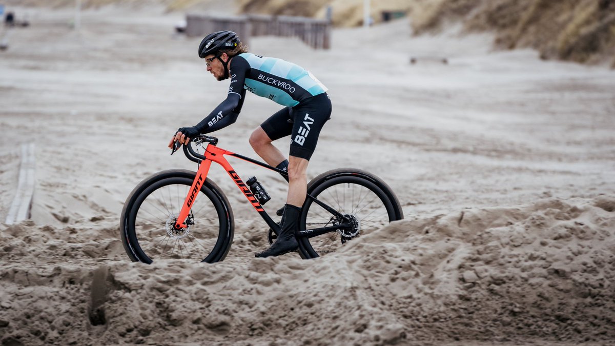 beatcyclingclub's tweet photo. Egmond-Pier-Egmond: de moeder aller strandraces.
Het debuut van @thijszonneveld. Het debuut van Jules de Cock. Het debuut van Emiel Vermeulen. Het debuut van de nieuwe BEAT Cycling Wear.
Vertrokken met een plan. Strijd geleverd. Gestrand. Smaakt naar meer!
#stripesareback https://t.co/jpriUbbBjH