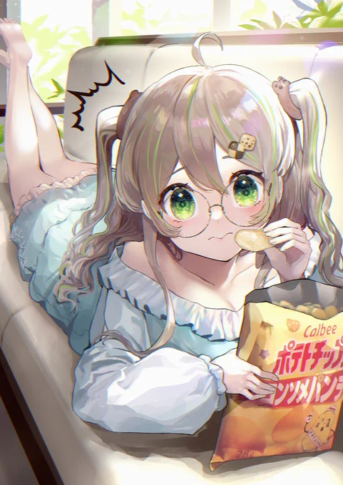 ダイエット中でもポテチ食べちゃう女の子。 #びんぼー旅レシピ  食べてる時の姿はリプ欄↷↷