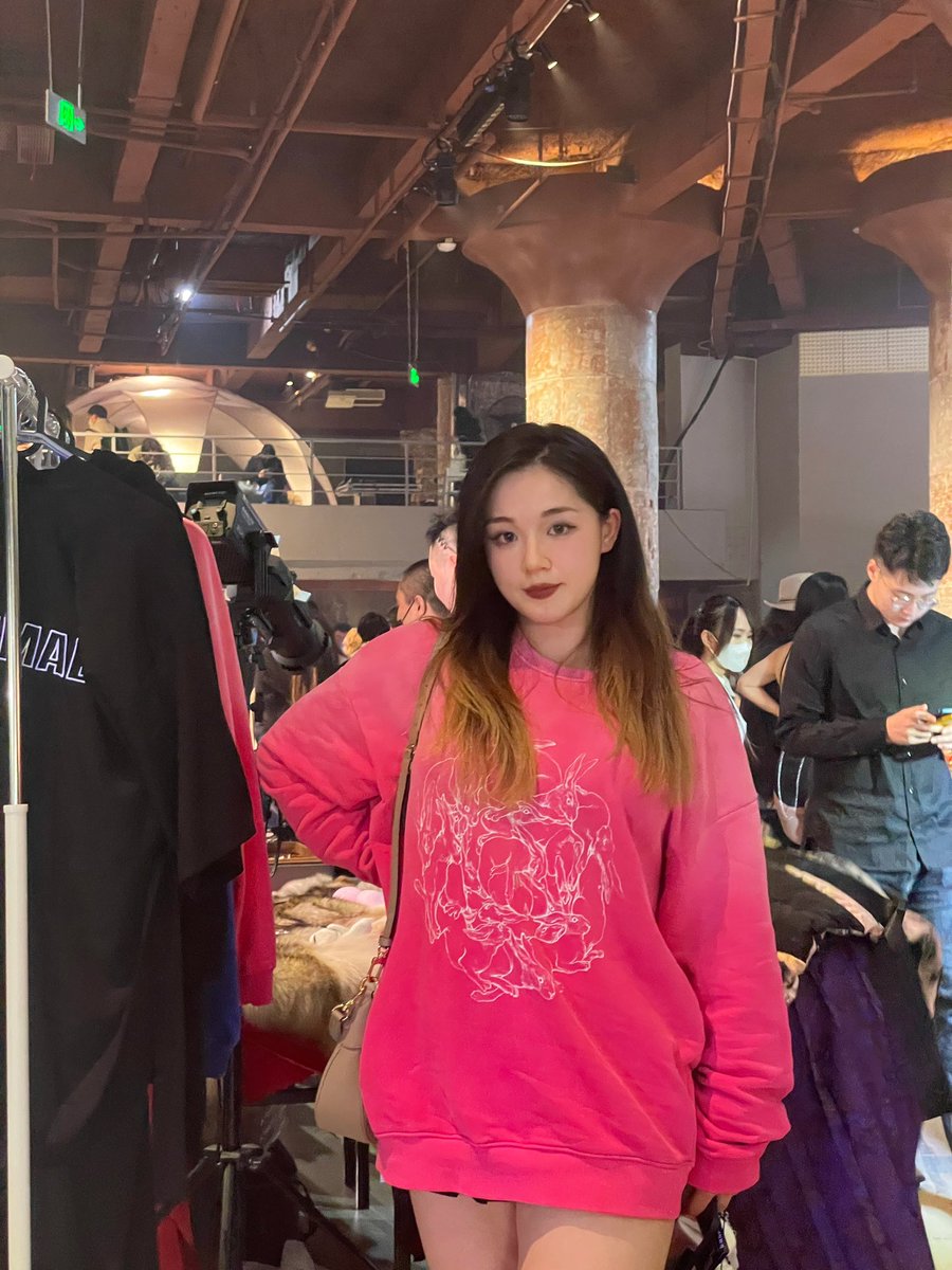 下次是不可能穿这么多来 #非凡集市 
有没有人愿意让我当看板娘😚 https://t.co/d8RtSZkFXE
