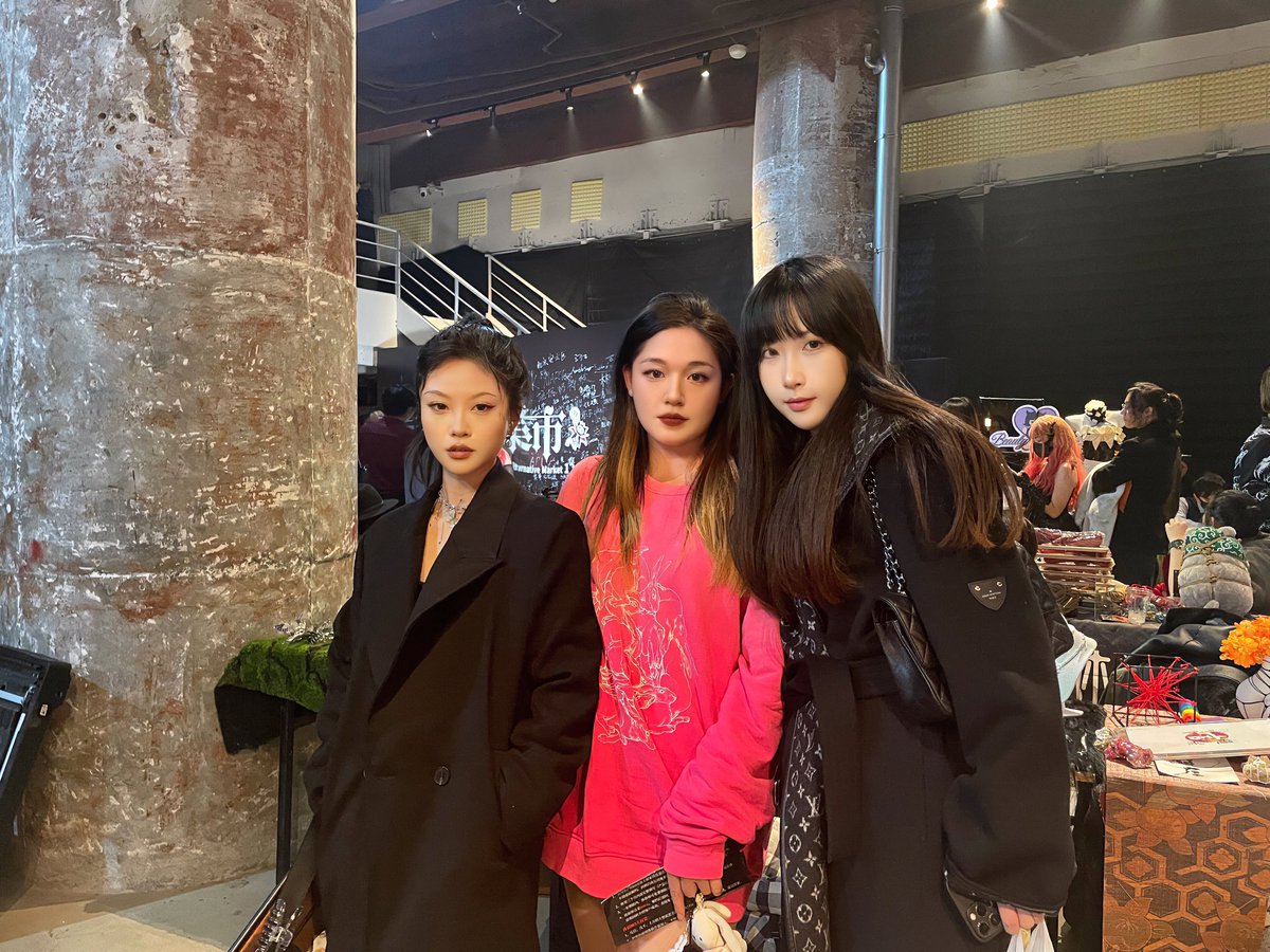 下次是不可能穿这么多来 #非凡集市 
有没有人愿意让我当看板娘😚 https://t.co/d8RtSZkFXE
