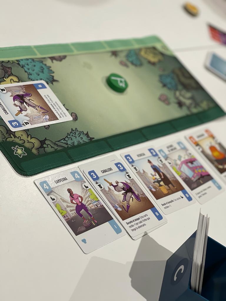 Partidas de ayer a la noche:

-#Caninos a 6. Empecé fatal, pero acabé robando 2 trozos de pizza y gané la partida. 

-#Challengers a 6. Juego súper sencillo en el que se juegan 7 rondas y l@s 2 jugador@s con más puntos se enfrentan en una final. Gané!

#OwenRules #JuegosdeMesa