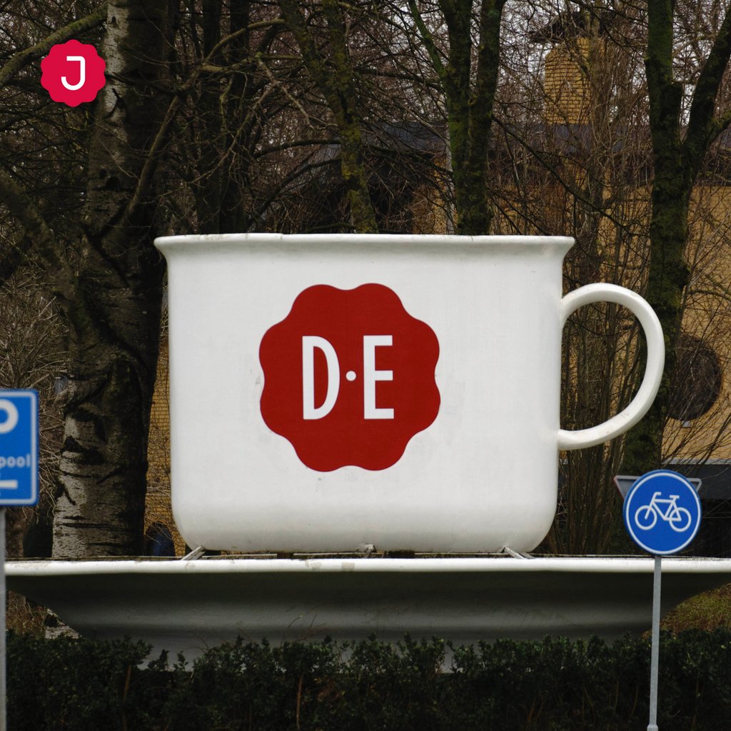 Als je Joure binnen rijd dan kom je hem altijd tegen. Het Jouster koffiekopje. Met het Douwe Egberts logo er op.

#joure #jourekoffie #koffie #DE #magazine #joustertour #jousters #jouster #city #stad  #koffiestad #jousteroptv #Douweegberts #egberts #placetobe #place #citytrip