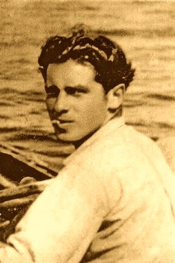 Fév. 1941. Pas 17 ans et déjà arrêté pour propagande. La prison ne dissuadera pas le lycéen. Le voici tentant de rallier Londres. Echec. Ce sera donc le maquis de Saffré,l'assaut ennemi le 28 juin 1944,le combat jusqu'à la dernière cartouche. Et l'exécution, le 29. Alcide Gabaret