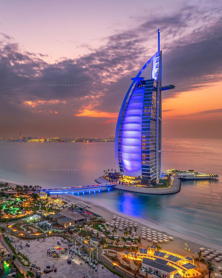 VisitDubai_IN's tweet photo. Proof that a Dubai sunset is *always* the perfect backdrop! 🥰
@BurjAlArab 
📸 IG/vertigodubai
#VisitDubai https://t.co/gPR2Hb9QnH