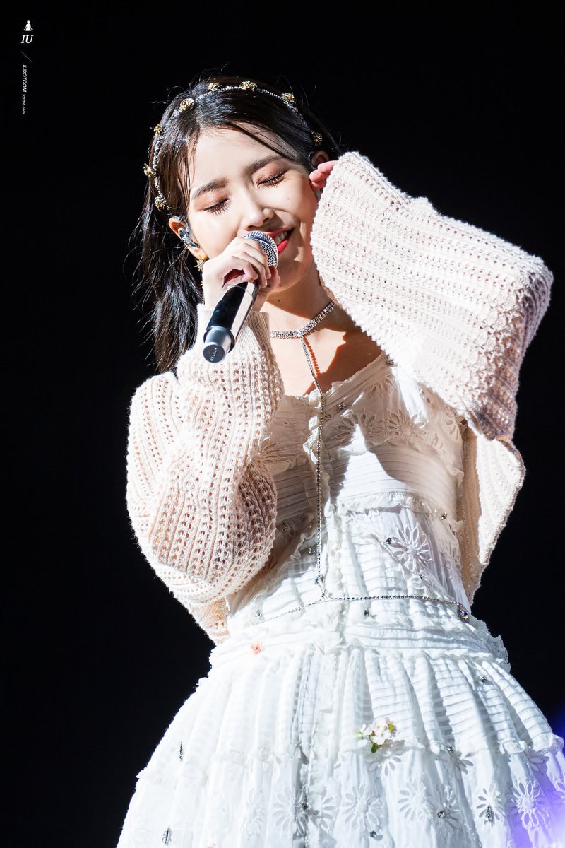 IUpoems's tweet photo. "Thank you so much for having fun with me for the past year and being my closest friends!"

#IU • #아이유 🦋 https://t.co/VkbH7Eh6sl